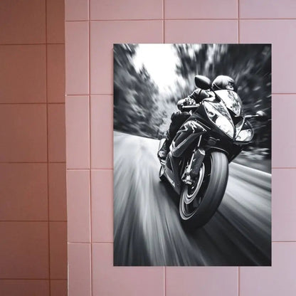 Tableau noir et blanc d’une moto de sport en pleine vitesse, photographie dynamique et puissante