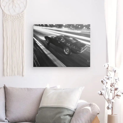 Tableau en noir et blanc d’une muscle car sur la route, scène puissante et vintage pour décoration murale
