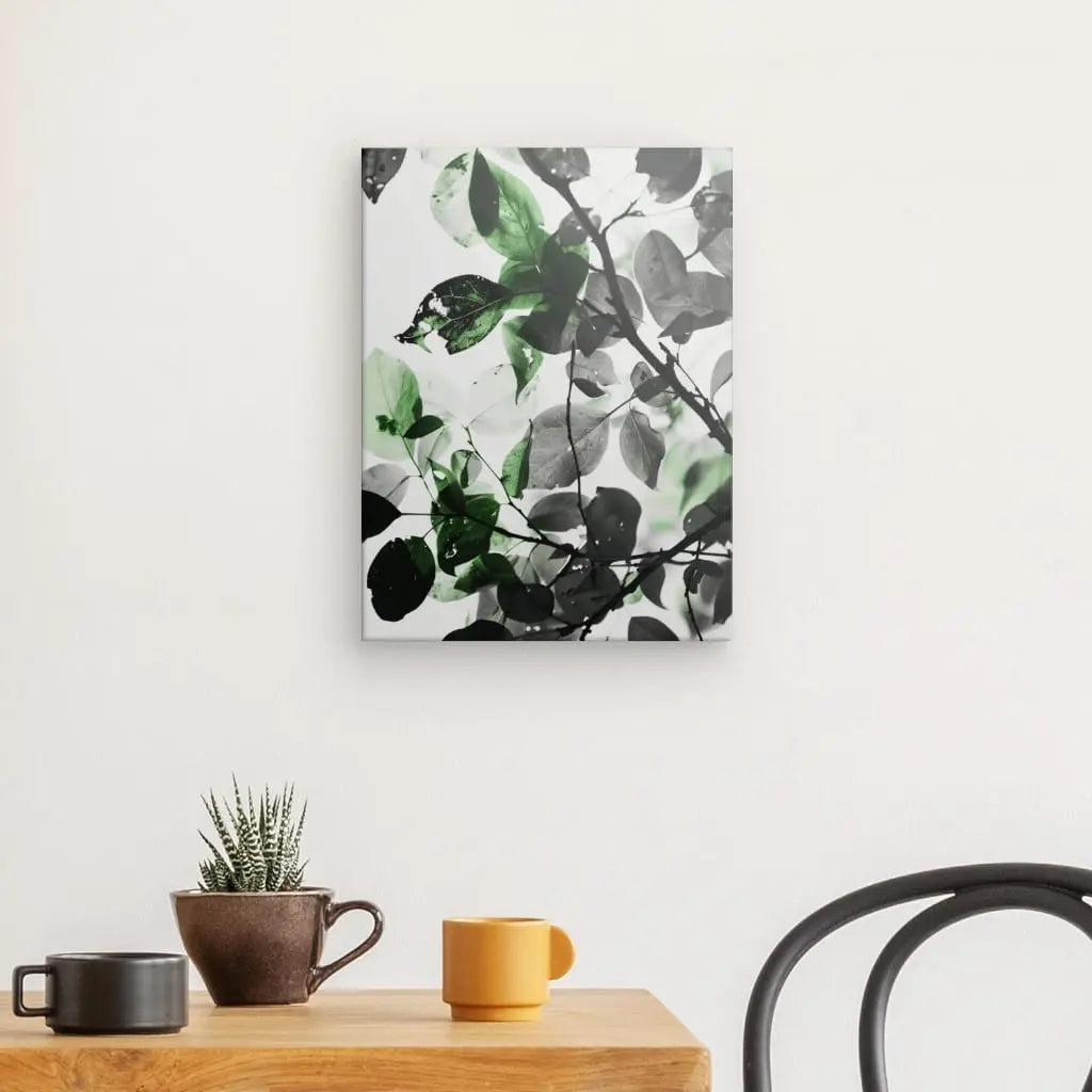 Tableau noir et blanc de feuilles avec une touche de vert, composition naturelle et raffinée