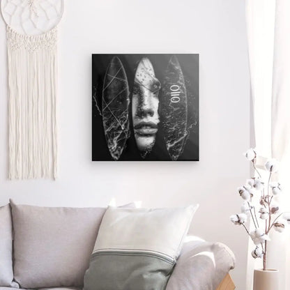 Tableau en noir et blanc représentant des planches de surf, œuvre minimaliste et estivale pour décoration murale