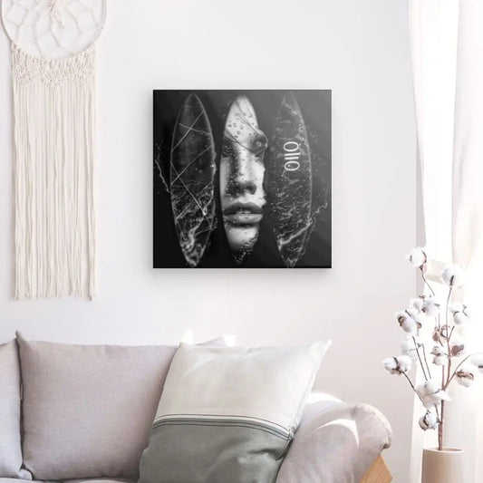 Tableau en noir et blanc représentant des planches de surf, œuvre minimaliste et estivale pour décoration murale