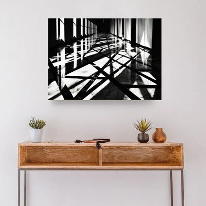 Tableau en noir et blanc d’une architecture jouant sur l’ombre et la lumière, œuvre moderne et graphique pour décoration murale