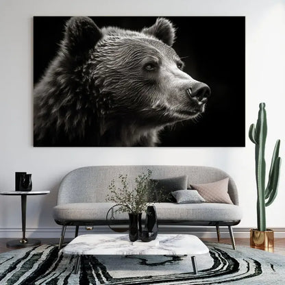 Un portrait captivant d’ours brun en noir et blanc, mêlant force et élégance pour une touche sauvage et artistique dans votre intérieur.