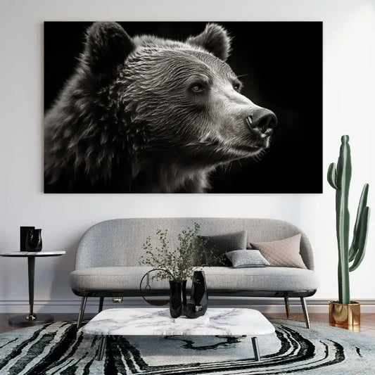 Un portrait captivant d’ours brun en noir et blanc, mêlant force et élégance pour une touche sauvage et artistique dans votre intérieur.