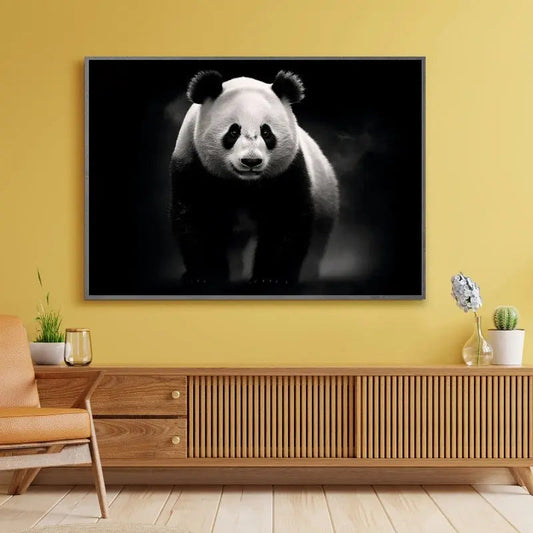 Tableau noir et blanc d’un panda sauvage, animal emblématique au style tendre et naturel