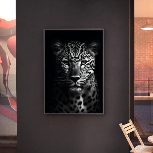 Tableau noir et blanc du portrait d’une panthère, regard perçant et allure sauvage