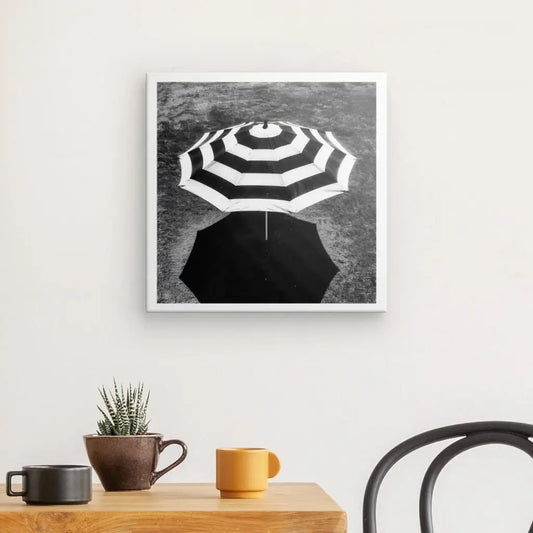 Tableau en noir et blanc d’un parasol, scène estivale et élégante pour décoration murale
