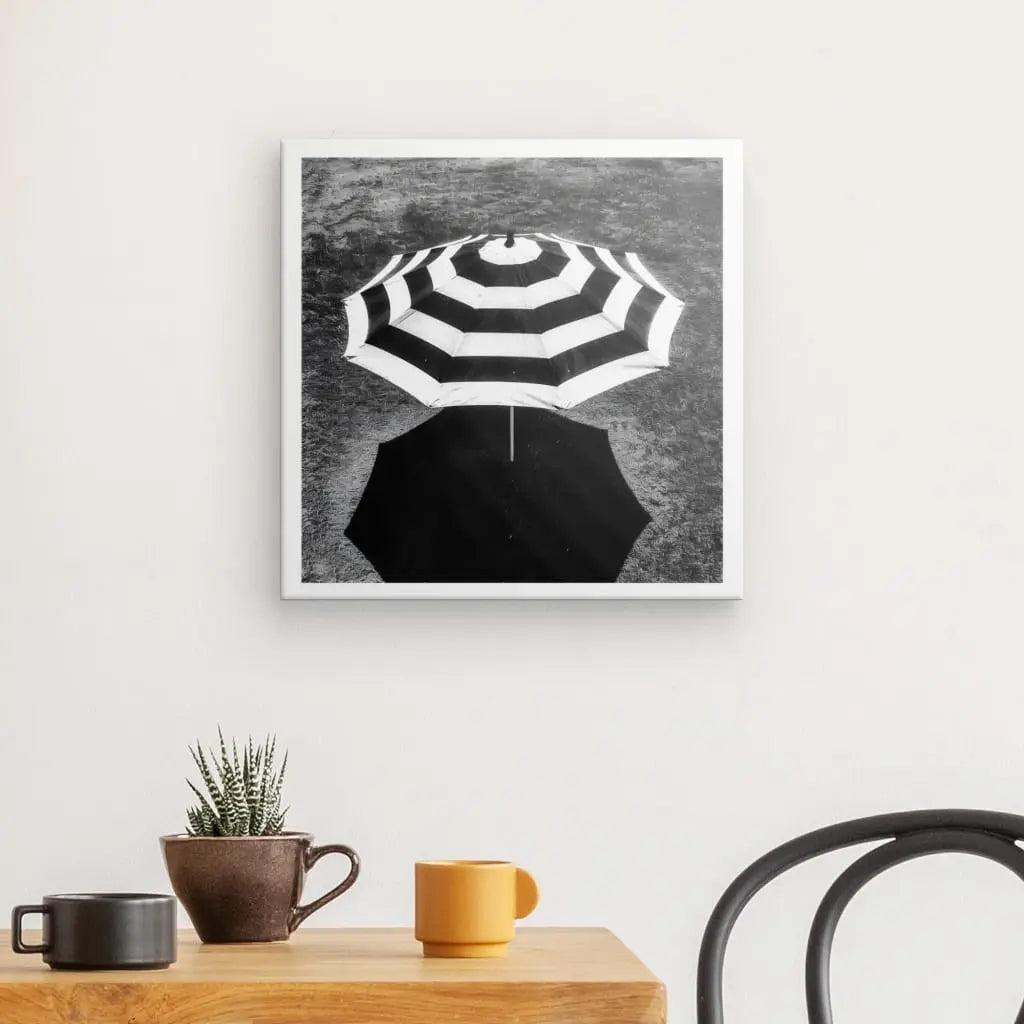 Tableau en noir et blanc d’un parasol, scène estivale et élégante pour décoration murale
