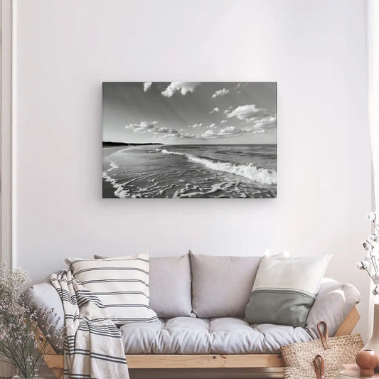 Tableau noir et blanc d’un paysage en bord de mer, scène naturelle calme et apaisante