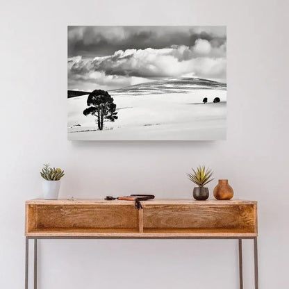 Tableau en noir et blanc d’un paysage désertique avec ciel nuageux, scène dramatique et minimaliste pour décoration murale