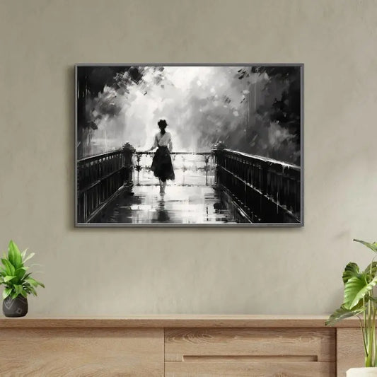 Peinture à la gouache en noir et blanc d’une femme marchant dans un parc, scène paisible et poétique aux accents nostalgiques et élégants.