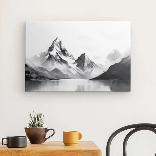 Peinture en noir et blanc de montagnes enneigées, capturant la majesté silencieuse des sommets dans une atmosphère froide, pure et graphique.