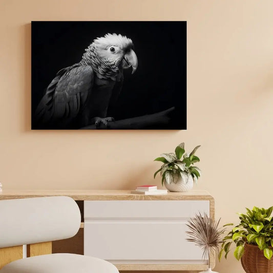 Tableau noir et blanc du portrait d’un perroquet, oiseau sauvage au regard intense et majestueux