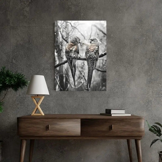 Tableau monochrome rosé de perruches inséparables posées sur une branche, scène tendre et poétique pour décoration murale
