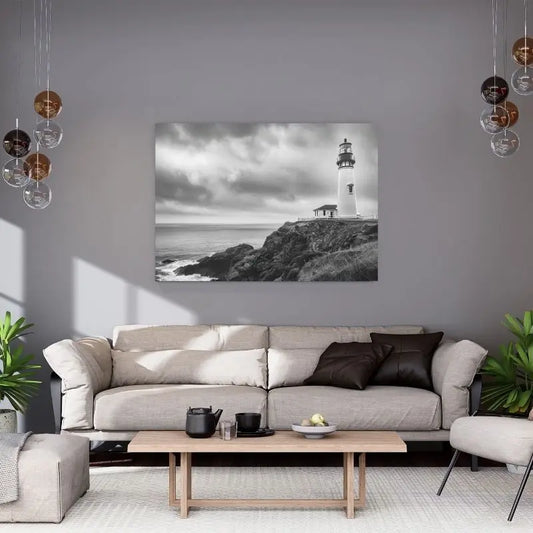 Tableau noir et blanc représentant un phare, un bateau et le bord de mer, scène maritime paisible et intemporelle