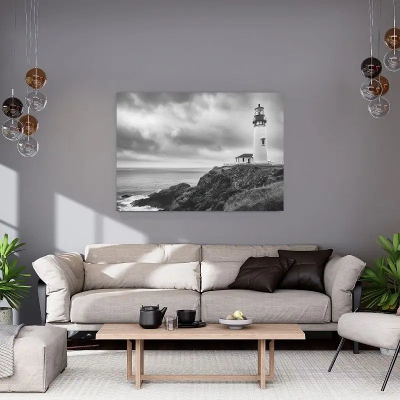 Tableau noir et blanc représentant un phare, un bateau et le bord de mer, scène maritime paisible et intemporelle