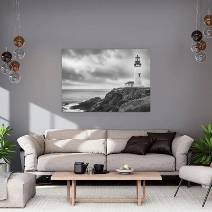 Tableau noir et blanc représentant un phare, un bateau et le bord de mer, scène maritime paisible et intemporelle