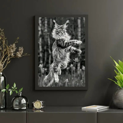 Photo en noir et blanc d’un chat géant Maine Coon en plein saut, tableau dynamique et élégant pour décoration murale
