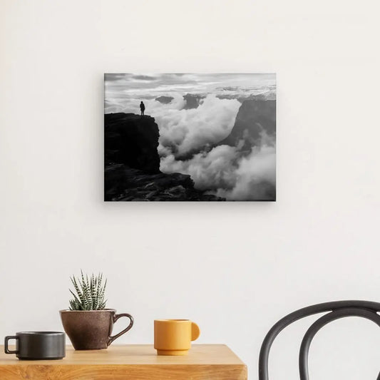 Photo en noir et blanc d’une montagne avec nuages en Islande, tableau majestueux et atmosphérique pour décoration murale
