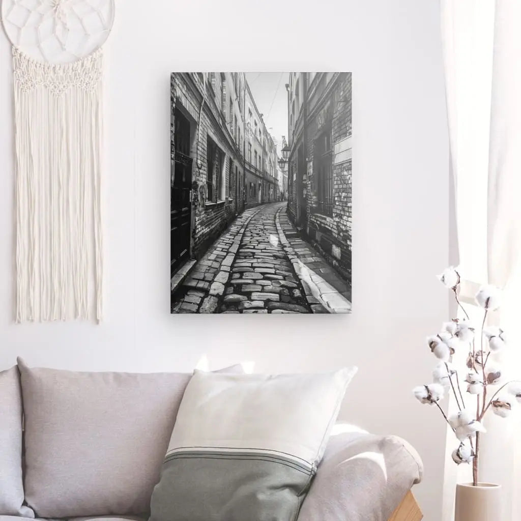 Photo en noir et blanc d’une ruelle pavée, scène urbaine et nostalgique pour décoration murale
