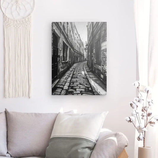 Photo en noir et blanc d’une ruelle pavée, scène urbaine et nostalgique pour décoration murale
