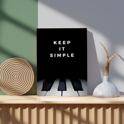 Tableau noir et blanc avec un piano et la citation "Keep it simple", design élégant et épuré