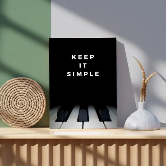 Tableau noir et blanc avec un piano et la citation "Keep it simple", design élégant et épuré