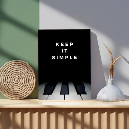 Tableau noir et blanc avec un piano et la citation "Keep it simple", design élégant et épuré