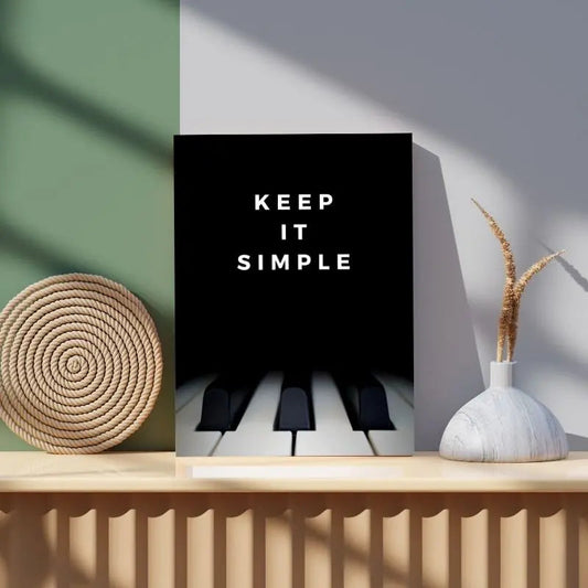 Tableau noir et blanc avec un piano et la citation "Keep it simple", design élégant et épuré
