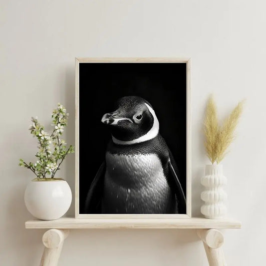 Tableau en noir et blanc d’un pingouin en gros plan, portrait animalier attendrissant pour décoration murale