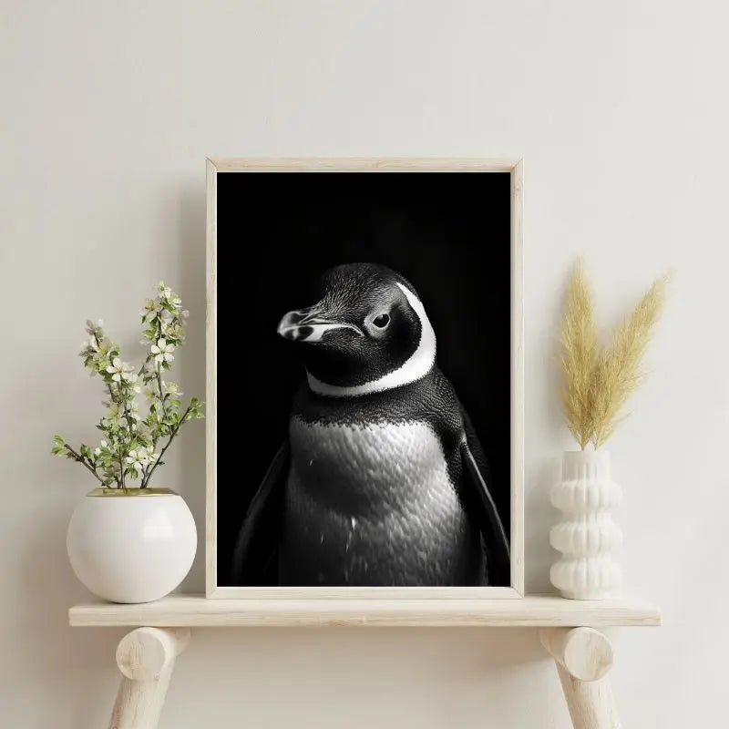 Tableau en noir et blanc d’un pingouin en gros plan, portrait animalier attendrissant pour décoration murale