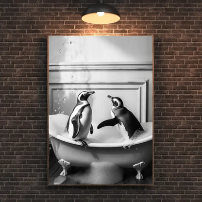 Tableau décoratif en noir et blanc représentant des pingouins dans une baignoire, une scène originale et humoristique idéale pour une salle de bain.