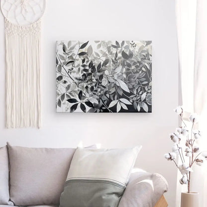 Composition artistique en noir et blanc de plantes et feuilles, célébrant la beauté de la nature dans un style sobre et élégant.