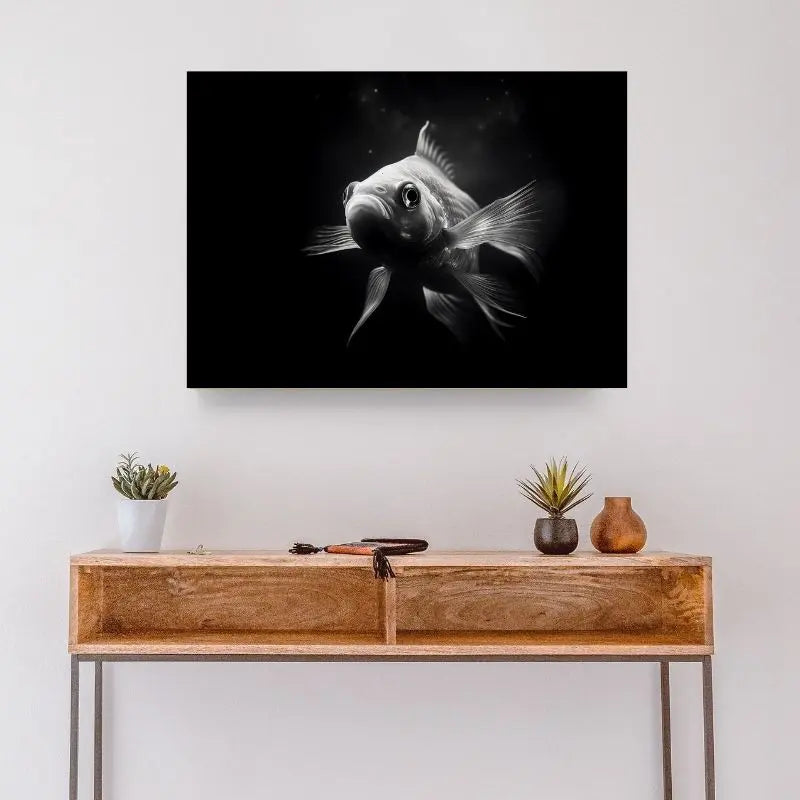 Tableau en noir et blanc d’un poisson rouge goldfish, œuvre élégante et originale pour décoration murale
