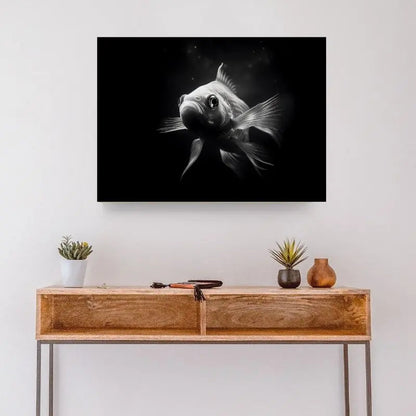 Tableau en noir et blanc d’un poisson rouge goldfish, œuvre élégante et originale pour décoration murale
