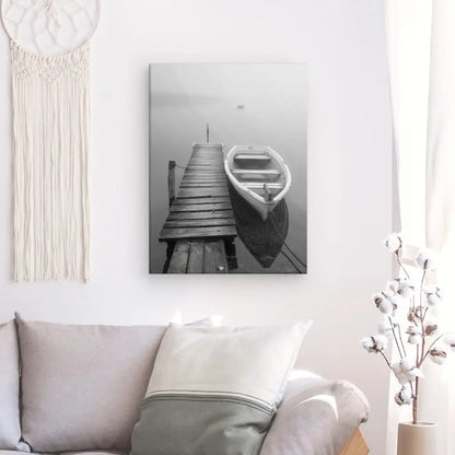 Tableau noir et blanc représentant un ponton avec une barque sur un lac, scène paisible et contemplative