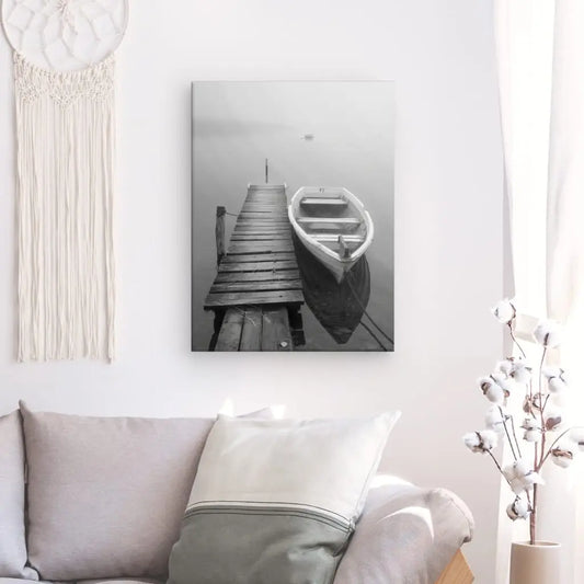 Tableau noir et blanc représentant un ponton avec une barque sur un lac, scène paisible et contemplative