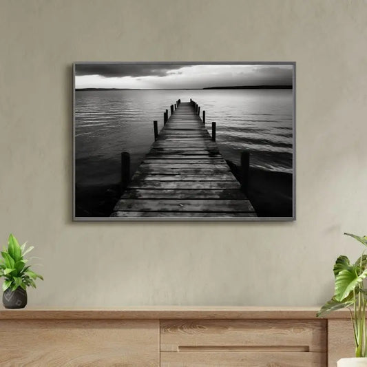 Tableau noir et blanc d’un ponton en bois sur un lac, paysage calme et naturel
