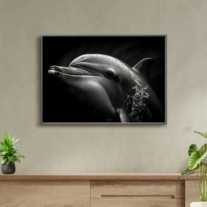 Un portrait de dauphin en noir et blanc plein de grâce, idéal pour insuffler calme, intelligence et harmonie à votre décoration murale.