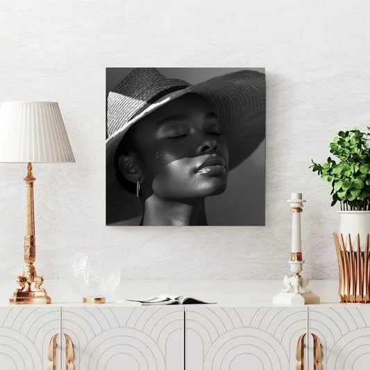 Portrait noir et blanc d’une femme portant un chapeau sous le soleil, image élégante et lumineuse