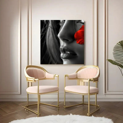 Tableau noir et blanc d’un portrait de femme avec une fleur rouge, image poétique au contraste élégant