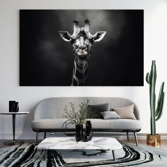 Tableau noir et blanc en gros plan d’une girafe au regard drôle, portrait animalier original et attachant