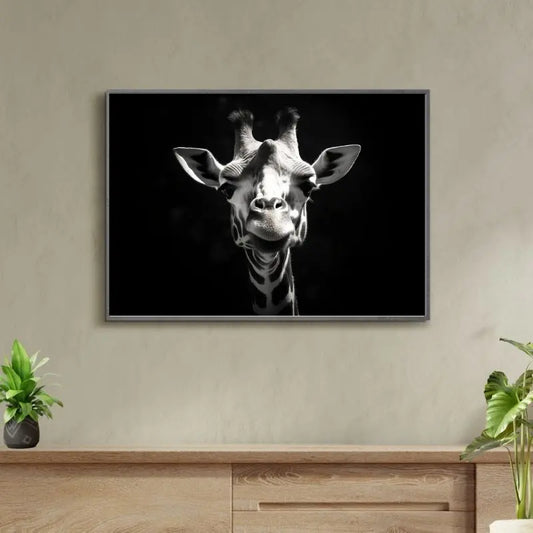 Tableau noir et blanc du portrait d’une girafe au regard drôle, composition amusante et expressive
