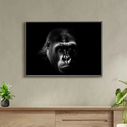 Tableau noir et blanc du portrait d’un gorille, grand singe imposant à l’expression puissante et émotive