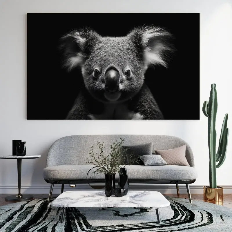 Tableau noir et blanc du portrait d’un koala mignon, expression attendrissante et naturelle