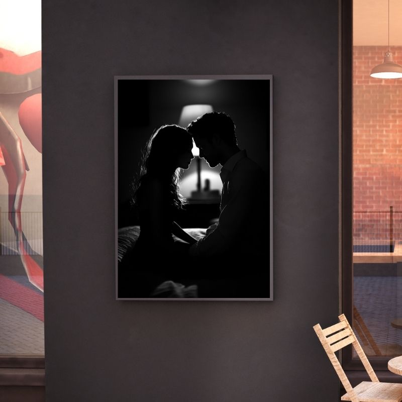 Portrait monochrome d’un couple amoureux de profil, tableau élégant au style romantique et épuré

