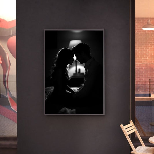 Portrait monochrome d’un couple amoureux de profil, tableau élégant au style romantique et épuré

