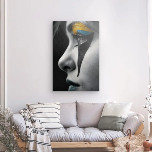 Tableau noir et blanc d’un profil de femme maquillée avec des touches de couleur, portrait artistique et expressif