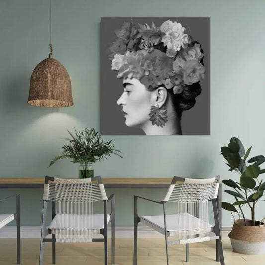 Portrait de profil de Frida Kahlo en noir et blanc, orné de roses et pivoines dans les cheveux, fusionnant force, féminité et art floral.