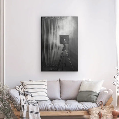 Tableau noir et blanc d’un projecteur de cinéma, hommage vintage à l’univers du septième art